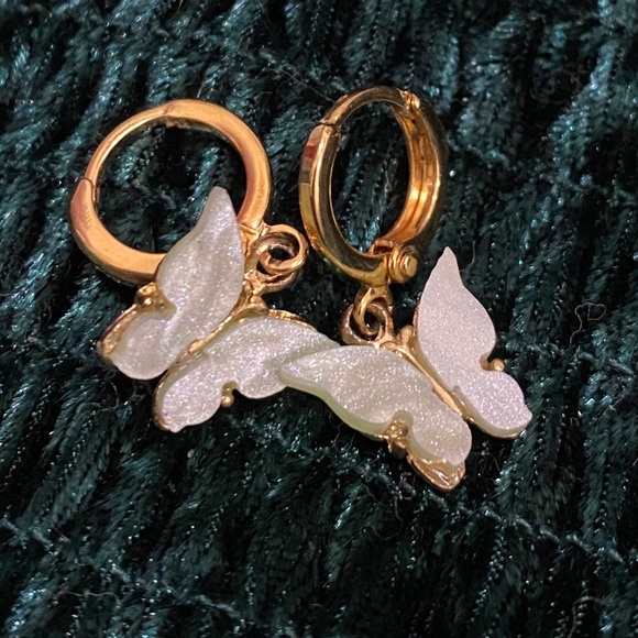 Chvker Dainty Pearl Mint Butterfly Huggie Earrings - Picture 4 of 7